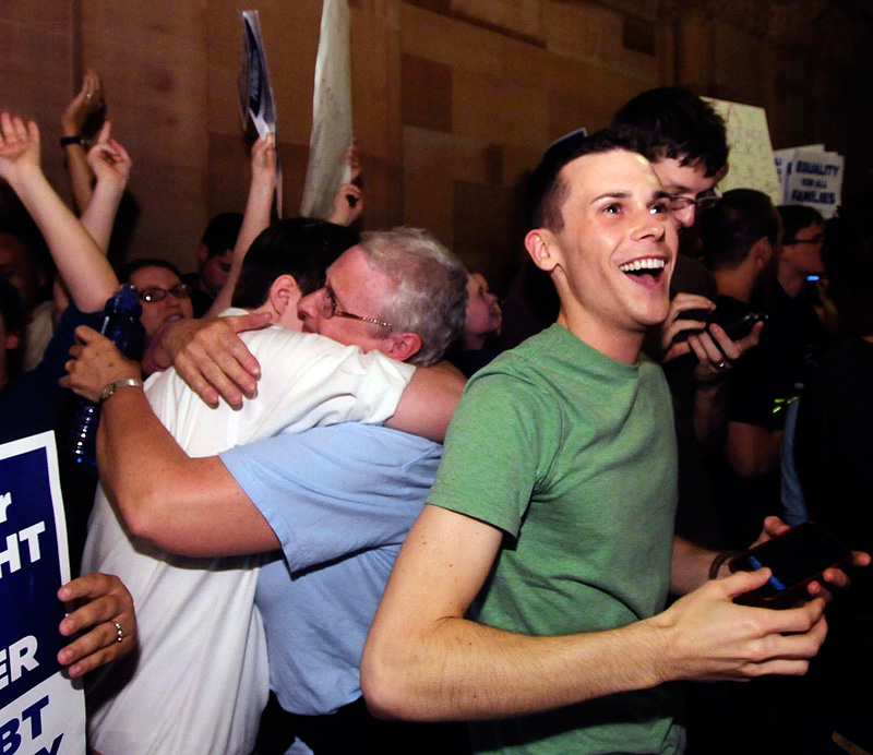 Illustration for article titled New Yorkers Take to the Streets to Celebrate Gay Marriage Vote